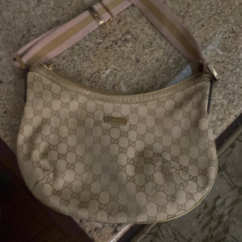 Authentic Gucci cross Body!! The best classic bag for everyday!!!